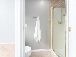 Spacious living room of 3965 Braemar Place, Upper Lonsdale North Vancouver home listed by Parham Baghaie, Cheng Parham Realty Group.